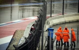Des employés au bord du circuit du Grand Prix de Russie de F1 après l'annulation des essais libres 3, le 25 septembre 2021 à Sotchi