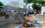 Pro et anti Rajapaksa s'affrontent devant la résidence du Premier ministre, à Colombo le 9 mai 2022