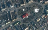 Image satellite de la société Maxar Technologies, diffusée le 16 mars 2022, montrant le Théâtre dramatique de Marioupol (Ukraine) avec l'inscription "Enfants" en russe devant et derrière le bâtiment, prise le 14 mars 2022