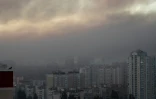 La fumée dans le ciel de Kiev après les frappes russes sur la capitale ukrainienne le 4 juillet 2025