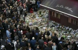Des personnes se rassemblent devant un mémorial du Carillon, le 15 novembre 2015 à Paris 