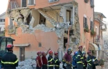 Des pompiers inspectent les bâtiments du village d'Amatrice le 27 août 2016