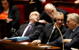 Le Premier ministre Bernard Cazeneuve parle avec son ministre de l'Intérieur, Bernard Le Roux, lors d'une session de l'Assemblée nationale le 15 février 2017