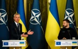 Le secrétaire général de l'Otan Jens Stoltenberg (G) et le président ukrainien Volodymyr Zelensky lors d'une conférence de presse, le 20 avril 2023 à Kiev