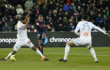Le défenseur portugais de Marseille, Rolando (g), tacle l'attaquant du PSG, Mbappé, lors d'un match de L1 au Parc des Princes, le 25 février 2018