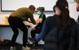 Un volontaire apprend à vacciner, lors d'une journée de formation, à Londres le 30 janvier 2021