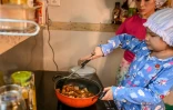 Moe Myint May Thu et sa mère dans la cuisine de leur maison, le 21 mai 2020 à Rangoun, en Birmanie