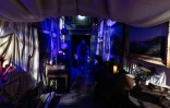 Des visiteurs découvrent le spectacle immersif "Forbin, Chevalier de la Royale" au parc à thème "Rocher Mistral", dédié à l'histoire et aux traditions provençales, dans l'enceinte du château de La Barben, le 28 avril 2026 dans les Bouches-du-Rhône