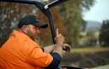 Le fermier australien Steve Bellchambers détaille les dégâts infligés par les incendies à son exploitation, à Batlow en Nouvelle-Galles du Sud le 8 janvier 2020