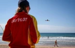 La secouriste Eliza Heys pilote son drone au large d'une plage à Sydney, le 1er octobre 2025