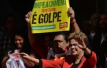 La présidente brésilienne Dilma Rousseff salue la foule lors des manifestations du 1er mai, à Sao Paulo