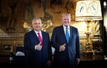 Photo diffusée par le bureau du Premier ministre hongrois Viktor Orban posant avec Donald Trump dans sa résidence de Mar-a-Lago à Palm Beach, en Floride, le 11 juillet 2024