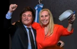 L’économiste ultralibéral Javier Milei (G) fête sa victoire à la présidentielle en Argentine avec sa soeur Karina Milei à Buenos Aires le 19 novembre 2023
