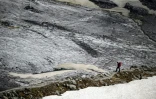 Un homme marche sur le glacier de la Mer de Glace le 18 juin 2019