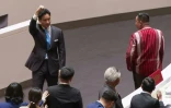 Image tirée d'une vidéo de l'AFPTV de Pita Limjaroenrat (g), leader de Move Forward et candidat au poste de Premier ministre, quittant le Parlement après la suspension de son mandat de député, le 19 juillet 2023 à Bangkok, en Thaïlande