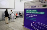 Des personnes attendent au Stade de France pour se faire vacciner contre le Covid-19, le 6 avril 2021 à Saint-Denis, près de Paris