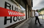 Entrée de la "maison russe" à Davos, transformée cette année en "maison des crimes de guerre russes" à l'occasion du Forum économique mondial, le 22 mai 2022