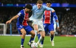 Elliot Anderson (C) de Manchester City aux prises avec Warren Zaire-Emery (D) et Achraf Hakimi (G) lors de la victoire du Paris SG 4-2 sur la pelouse de Manchester City, le 14 octobre 2026