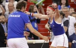 Le capitaine de l'équipe de France de Fed Cup Julien Benneteau congratule Pauline Parmentier lors de la demi-finale contre la Roumanie, le 21 avril 2019 à Rouen