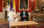 Le Pape François assis aux côtés du Premier ministre irlandais Leo Varadkar au château de Dubin le 25 août 2018, pendant sa visite en Irlande pour assister à l'édition 2018 du Festival des familles