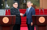 Le président sud-coréen Moon Jae-in (d) et le leader nord-coréen Kim Jong Un se serrent la main après avoir fait une déclaration commune lors du sommet interncoréen, le 27 avril 2018 à Panmunjom