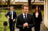 Emmanuel Macron, accompagné du ministre de l'Intérieur Gérald Darmanin (à gauche) et de la ministre de la Citoyenneté Marlène Schiappa (à droite) lors de la visite d'un camp de réfugués ukrainiens à La Pommeraye (Maine-et-Loire) le 15 mars 2022