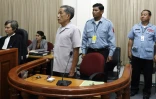 Kaing Guek Eav, alias "Douch" (c), devant la justice à Phnom Penh, le 3 décembre 2007