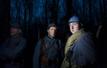 Attente des participants avant une répétition en costumes le 20 février 2016 dans le bois des Caures, la veille de la commémoration officielle de la bataille de Verdun