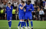 Le défenseur des Rangers Calvin Bassey (d) console Aaron Ramsey (c) qui a manqué son tir au but contre l'Eintracht, le 18 mai 2022 à Séville 
