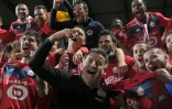 La joie de l'entraîneur de Lille, Christophe Galtier, et de ses joueurs, après avoir battu Angers et remporté le titre de champion de France de L1, le 23 mai 2021 au Stade Raymond Kopa 