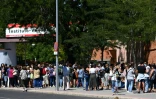 Queue pour réaliser des tests PCR devant une école de Madrid avant la rentrée scolaire, le 2 septembre 2020