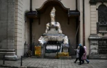 Des statues enveloppées pour les protéger d'éventuels bombadements, le 5 mars 2022 à Lviv, en Ukraine