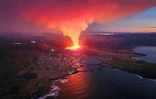 Photo diffusée par le Département islandais de la protection civile et de la gestion des urgences, le 14 janvier 2024, d'une éruption volcanique au nord de Grindavik, dans le sud-ouest de l'Islande