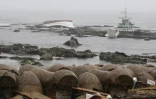 Des bateaux de pêche échoués près du port de pêche du district de Jike dans la ville de Suzu, préfecture d'Ishikawa, le 7 janvier 2024