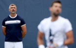 L'ancien joueur croate Goran Ivanisevic observe le Serbe Novak Djokovic à l'entraînement, avant le début de l'US Open, le 24 août 2023 à New York