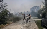 Des résidents luttent contre le feu à Kiotari et Gennadi, sur l'île grecque de Rhodes, le 24 juillet 2023