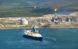 Un bateau transportant du gaz naturel liquéfié (GNL), stationné au terminal gazier de Prigorodnoye, dans le sud de l'île de Sakhaline (Extrême-Orient russe) 