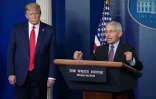 L'immunologiste en chef de la Maison Blanche Anthony Fauci et le président américain Donald Trump lors d'un point presse sur l'épidémie du coronavirus, le 22 avril 2020 à Washington