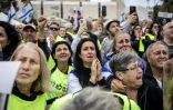 Une foule d'Israéliens rassemblés sur la place des otages à Tel-Aviv célèbrent la libération de quatre soldates israéliennes otages remises à la Croix-Rouge à Gaza, le 25 janvier 2025   