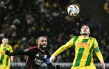 L'attaquant de l'OL Alexandre Lacazette (gauche) au duel avec le milieu nantais Pedro Chirivella, lors de la 19e journée de L1, le 26 janvier 2025 à Nantes 