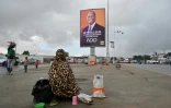 Une affiche du président Alassane Ouattara dans une rue d'Abidjan, le 15 octobre 2020