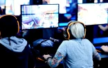 Des visiteurs du Gamescom à Cologne jouent à des jeux vidéo le 22 août 2017