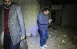 Le chirurgien orthopédique Mohammad Al-Hanach (g) et le médecin urgentiste Hassan Ouyoun dans un ancien hôpital de campagne à Douma, le 21 décembre 2024 en Syrie