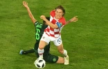 Luka Modric prend le meilleur sur le Nigérian Leon Balogun, lors de la victoire de la Croatie à Kaliningrad, le 16 juin 2018