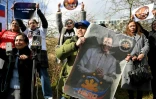 Des manifestants en soutien à l'ancien président philippin Rodrigo Duterte devant la CPI à La Haye le 14 mars 2025