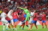 Le gardien costaricain Keylor Navas dégage le ballon devant les attaquants néo-zélandais, lors du match de barrage qualificatif pour la Coupe du monde 2022 au Qatar, le 14 juin 2022 à Ar-Rayyan