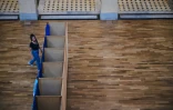 Une femme entre dans un isoloir pour voter aux élections européennes à Lyon (centre-est de la France), le 9 juin 2024