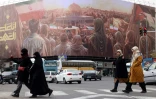 Affiche géante représentant le cercueil de l'ancien chef du Hezbollah Hassan Nasrallah, à Téhéran le 23 février 2025