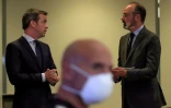 Le Premier ministre français Edouard Philippe (droite) discute avec le ministre de la Santé Olivier Veran le 25 mai 2020 à Paris au début du "Segur" de la santé