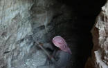 Un habitant de Kafr Ein, dans la province syrienne d'Idleb creuse un abri en perspective d'une offensive du régime, le 15 septembre 2018